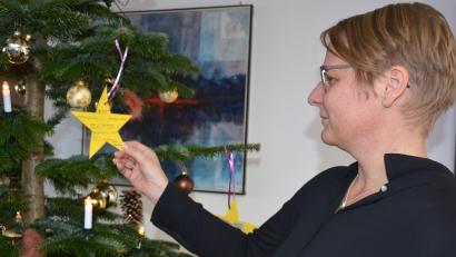 Bild: jr
Kinderschutzbund-Vorsitzende Nina Neumann schaut sich einen Wunschstern an. Bis zum 12. Dezember beziehungsweise 13. Dezember kann man sich an der Aktion beteiligen.