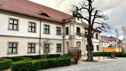Bild: Gabi Schönberger
Erst seit Oktober hat das Internationale Keramikmuseum in Weiden mit Johannes Listewnik einen neuen Leiter. Dennoch diskutiert der Finanzausschuss nur einen Monat später, ob es das defizitäre Museum überhaupt noch braucht.