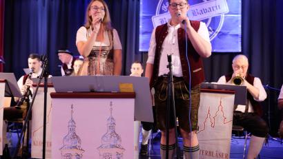 Bild: do
In der "1. Halbzeit" gefielen die Speinsharter Klosterbläser mit einem überwiegend böhmischen und alpenländischen Melodienreigen. Auch die Gesangssolisten Eva Zeitler und Max Rodler begeisterten. Mit Abt em. Hermann Josef Kugler (re) kam aus der Abtei musikalische Verstärkung.