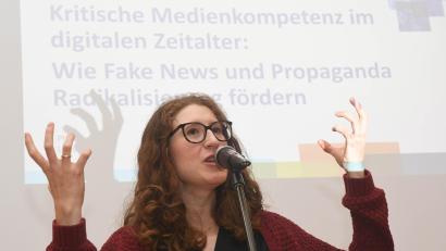 Bild: Gabi Schönberger
Maron Fuchs verdeutlicht in einem Poetry Slam, wie wichtig es ist, die Würde des Menschen zu wahren. Diese sei durch Phänomene wie Rassismus und Sexismus gefährdet.