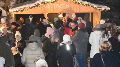 Archivbild: kki
Dichter Andrang herrschte letztes Jahr an der Glühwein-Bude, die auch heuer wieder unterhalb der Brettl-Hütte zu finden ist, wenn am Samstag die Pforten des Weihnachtsmarktes öffnen.
