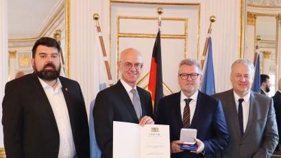 Bild: Regierung der Oberpfalz/Stühlinger-Weinhändler
Verleihung der Kommunalen Verdienstmedaille in Bronze mit (von links) Bürgermeister Stefan Frank, Regierungspräsident Walter Jonas, Michael Göth und Landrat Richard Reisinger.