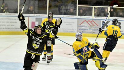 Archivbild: Hubert Ziegler
Brendan Walkom (links, Szene aus einem früheren Spiel) vom ERSC Amberg bejubelt einen Treffer. Gegen die Buchloer Pirates soll am Sonntag der erste Heimsieg unter dem neuen ERSC-Coach Bernhard Keil her.