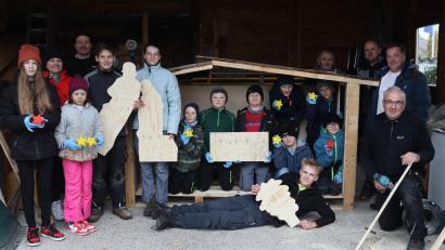 Bild: mrr
Die Ministranten und ihre Helfer bauten derzeit eine Holzkrippe für den Riedener Adventsmarkt. Die Idee dazu hatte Kirchenpfleger Christian Bauer (vorne rechts).