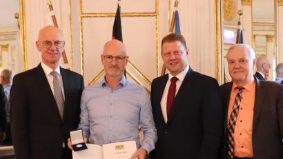 Bild: Kathrin Kammermeier/exb
Als Lebensretter zeichnete Regierungspräsident Walter Jonas den Mitterteicher Michael Mickisch aus. Unter den ersten Gratulanten waren Bürgermeister Stefan Grillmeier und stellvertretender Landrat Günter Kopp (von links).