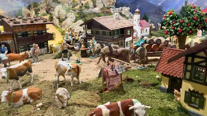 Bild: Stadt Marktredwitz /Anja Peltzer
Detailreiches Leben ist in den Krippen der Sonderausstellung im Egerland-Museum zu sehen.