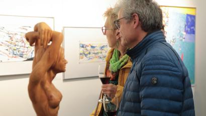 Bild: Wolfgang Steinbacher
Kompositionen von Helmut Rösel im Hintergrund, ein weiblicher Akt von Wolfgang Babl davor: Genaueres Hinschauen lohnt sich bei dieser Gruppenausstellung in der Stadtgalerie Alte Feuerwache.