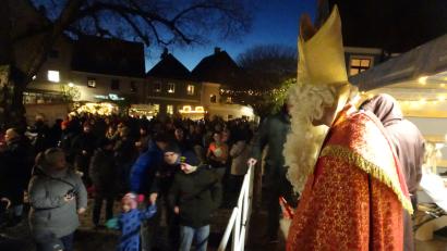 Bild: hm
Sankt Nikolaus hat für die jüngsten Marktbesucher kleine Geschenke dabei. Diesen Moment wollen auch die Eltern nicht verpassen.
