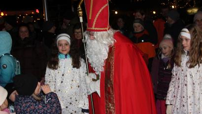 Bild: wro
Nachdem es dunkel geworden war, zog der Nikolaus, begleitet von zwei Engeln, seine Kreise. Dabei hatte er auch Geschenke: mit Schokolade gefüllte Adventskalender.