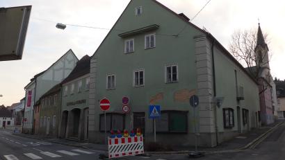 Bild: tss
Das ehemalige Luitpold-Kino in Tirschenreuth wird ein Theater mit Multifunktionsraum und Schaubrauerei. Nun gibt es auch einen Zeitplan, wann der Umbau starten soll.