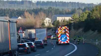 Bild: dob
Ein Mercedes-Fahrer geriet auf der Autobahn von der Fahrbahn ab, fuhr eine ansteigende Böschung entlang und wieder zurück auf die Autobahn. Dort blieb er auf der Leitplanke hängen. Die Feuerwehrkräfte leiteten den Verkehr an der Unfallstelle vorbei.