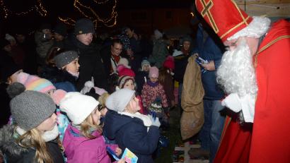 Bild: bey
Der Nikolaus war wieder "draußen von Wald" hergekommen und hatte viel Schokolade in seinem Gepäck mitgebracht.