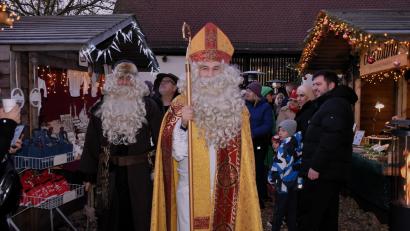 Bild: ubb
Für den heiligen Nikolaus standen die Besucher sogar kurz Spalier, damit er durch die engen Gassen in der Budenstadt kam.