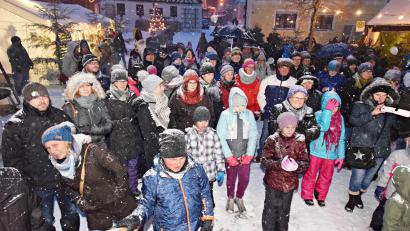 Bild: no
Eine traumhafte Winterlandschaft, so wie auf dem Bild im Jahr 2017, wünschen sich Gemeinde, Organisatoren, beteiligte Musikgruppen, sowie die Vereine und Gruppierungen, die heuer bei der Illschwanger Dorfweihnacht am zweiten Adventswochenende dabei sind.