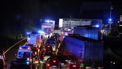 Bild: Sascha Thelen/dpa
Nach einer Chaosfahrt über mehrere Autobahnen wurde der Lkw-Fahrer aus dem Verkehr gezogen.
