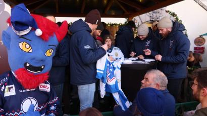 Bild: Kunz
Großer Andrang herrscht bei der Autogrammstunde der Blue Devils.