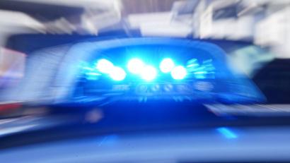 Symbolbild: Marcus Brandt/dpa
Nach einer Hochzeitsfeier in Fürth würgte ein Gast einen Polizisten.