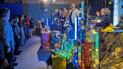 Bild: eib
Mitwippen und mittanzen, nicht nur in der ersten Reihe: Dafür sorgt Bandleader Toby Mayerl (rechts vorne) mit seiner achtköpfigen Weihnachts-Spezial-Band.