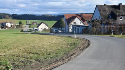 Bild: fz
Die angebliche Rennstrecke in Obersdorf. In der Mitte steht auch eine Geschwindigkeitsmessanlage.
