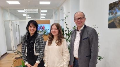 Bild: Stadt Kemnath/exb
Ihren ersten Termin hatte Felicia Bauer (Mitte) bei der Vorstellung als Kemnather Christkind. Bürgermeister Roman Schäffler (rechts) und Romina Passon-Pühl vom Stadtmarketing empfingen die 14-Jährige dazu im Rathaus.