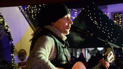 Bild: Kunz
Hannes Wölfel eröffnet den Christkindlmarkt in Weiden musikalisch.