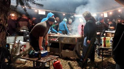 Bild: mfh
Am Bratwurststand der Pfadfinder: Der dichte Rauch zog unter das Dach des Pavillons und erzeugte zusammen mit der Lichtstimmung das einzigartige Gefühl von Appetit, Hunger und dem dringlichen Wunsch nach einer Bratwurstsemmel.