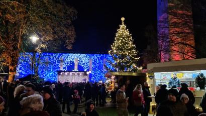 Bild: mab
Eine festliche Kulisse mit besonderen Lichteffekten beeindruckt die Besucher des Schwarzenfelder Weihnachtsmarkts.