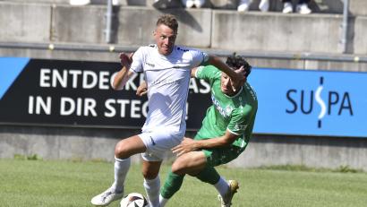 Bild: Hubert Ziegler
Dominik Haller (weißes Trikot/Szene aus einem anderen Spiel) sorgte für den Gebenbacher Siegtreffer gegen Hof.