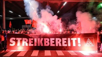Bild: Hendrik Schmidt/dpa
Zum Ende der Friedenspflicht bekunden Beschäftigte von Volkswagen ihre Streikbereitschaft.