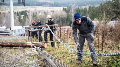 Bild: Eric Waha/fph
Seilspleiß rückwärts auf der Ochsenkopf-Nordseite im November: Der österreichische Spleißer Markus Niedermayr von der Firma Teufelberger ist der Chef beim Kürzen des Seils am Ochsenkopf.