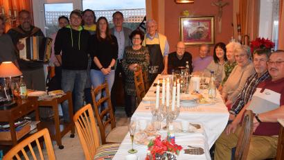 Bild: bö
Seinen 80. Geburtstag feierte in den vergangenen Tagen Reinhard Fleischmann (Mitte, stehend, mit Schürze). Mit im Bild seine Frau Marianne (links neben ihm), Angehörige, Freunde sowie Zweiter Bürgermeister Mathias Huger (Dritter von links, stehend).