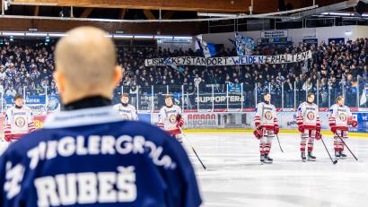 Bild: Tobias Neubert
"Eishockey-Standort Weiden erhalten" forderten die Anhänger der Blue Devils Weiden vor dem Heimspiel am vergangenen Freitag gegen den EV Landshut.