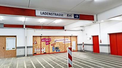 Bild: Brigitte Gschwendtner/fph
Im kommenden Jahr soll wieder Leben ins KEC-Untergeschoss kommen. Seit dem Auszug des Kauflands im November 2022 ist hier alles dicht und es wird renoviert.