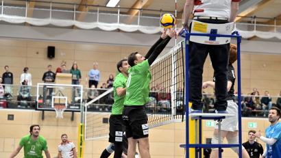 Bild: Hubert Ziegler
Erfolgreicher Abwehrblock des VC Amberg mit Michael Renner (rechts) und Spielertrainer Bosco Novovic (links) im Spiel gegen die DJK München-Ost. Die Amberger siegten mit 3:0.