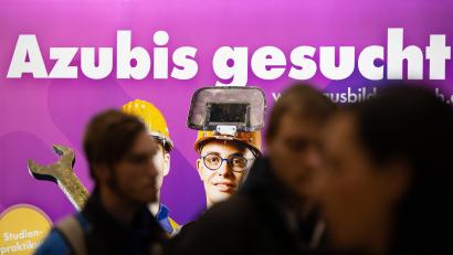 Bild: dpa/Sebastian Kahnert
Viele Unternehmen suchen händeringend Auszubildende. In der nördlichen Oberpfalz ist das Missverhältnis der Bewerberzahl zum Stellenangebot besonders krass.
