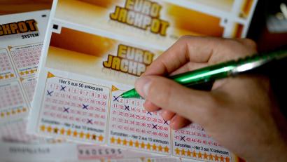 Symbolbild: Monika Skolimowska/dpa
10 Millionen Euro aus dem Eurojackpot gehen an einen Mann aus Unterfranken.