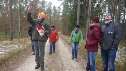Bild: Dieter Stein
Der CSU-Ortverband Amberg Bergsteig-Milchhof war am Samstag auf dem Standort Übungsplatz Freihöls, und hat sich mit dem Zustand des Oberpfälzer Waldes beschäftigt. Der Referent Alexander Patt zeigte anhand einer 45-minütigen Präsentation im Pfarrsaal am Bergsteig die klimatischen Veränderungen auf und führte die Gruppe durch Teile des Standortübungsplatzes Freihöls, um diese Veränderungen auch aufzuzeigen und zu erläutern.