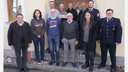 Bild: fvo
Viele Gratulanten kommen zu Günther Grünauer (vorne Dritter von rechts) zum 80. Geburtstag.