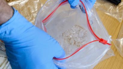 Symbolbild: Jens Schlueter
Ein Kriminalbeamter präsentiert ein bei Durchsuchungen sichergestelltes sogenanntes "Crystal Meth" in einer Plastiktüte. In Amberg wandert ein 27-jähriger Dealer nach einem Prozess vor dem Amberger Landgericht nun für längere Zeit ins Gefängnis.