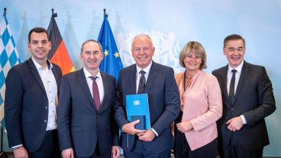 Bild: Andreas Heddergott/exb
Unternehmer Bernd Fürbringer aus Arzberg ist mit der Wirtschaftsmedaille des Freistaats Bayern ausgezeichnet worden. Von links Sohn Daniel Stowasser, Staatsminister Hubert Aiwanger, Bernd Fürbringer, Marion Stowasser-Fürbringer, Landrat Peter Berek.