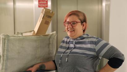 Bild: olr
Sandra Böhm wartet mit dem Altpapier auf den Aufzug.