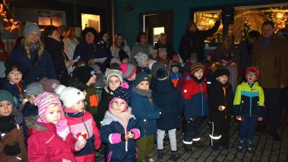 Bild: jr
Der Chor des Kindergartens St. Hedwig gestaltete mit fünf Liedern den Auftakt des Adventsschaufensters auf dem Betriebsgelände des Malerbetriebs Blechinger.