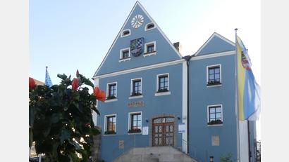 Bild: rn
Das im Jahr 1570 erbaute Rathaus erhielt bereits in den Jahren 1842, 1950/51 und 1979/80 Umbauen und Sanierungen.
