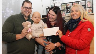 Bild: pi
Tobias und Sabrina Fenzl mit Tochter Leonie sagen Manda Kick (rechts) "Vergelt's Gott".