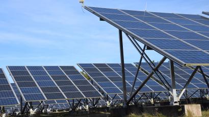 Bild: bö
Die Abfinanzierung der 1,1 Megawatt PV-Anlage der Solarpark Hohenburg GmbH auf dem Aichaer Berg geht in die letzten Runden. Im Jahr 2025 soll die Anlage Schuldenfrei gestellt sein.