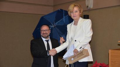Bild: ak
Ministerialbeauftragte Mathilde Eichhammer überreichte dem neuen Schulleiter der Realschule Kemnath symbolisch einen Schirm.