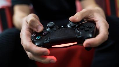 Symbolbild: Sebastian Gollnow/dpa
Ein Gamer spielt mit einer Playstation 4.