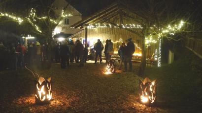 Bild: mmj
Offene Feuerstellen und Lichterketten schaffen beim Winterzauber eine angenehme Atmosphäre.