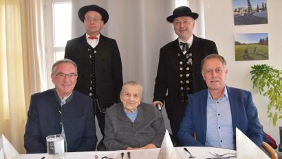 Bild: bö
Ihren 90. Geburtstag feierte Thekla Braun im Kreise ihrer Familie. Der Jubilarin gratulierten auch VdK-Vorsitzender Karl Bauer (links), 2. Bürgermeister Mathias Huger (rechts) sowie Manuel Müller und Gerald Stauber (hinten, von links) für den Trachtenverein Schmidmühlen.