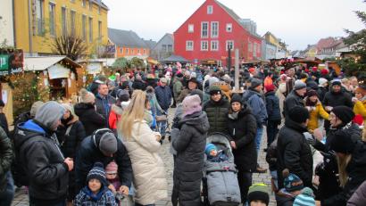 Bild: bnr
Mit vorgerückter Stunde drängen sich immer mehr Besucher am Adventsmarkt auf dem Wernberger Marktplatz.